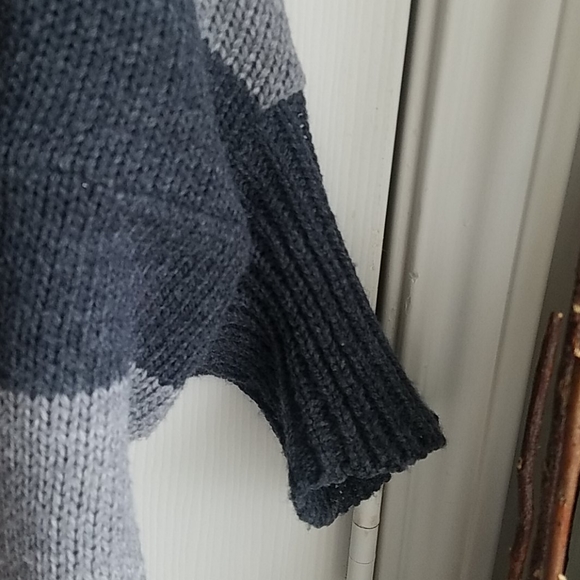 Poncho - Picture 4 of 8